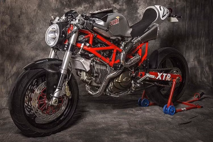 Đối với dân độ Ducati trên Thế giới, Jose Pepo tại Madrid, Tây Ban Nha là một tên tuổi khá nổi tiếng. Là người sáng lập ra xưởng độ Radical Ducati, anh vừa đổi tên xưởng thành XTR và công bố bản độ mang tên Extrema, dựa trên một chiếc Ducati Monster 100 đời cũ.
