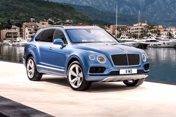 Mặc dù tập đoàn mẹ của Bentley là Volkswagen vừa gặp khó khăn cũng chính do những bê bối liên quan tới gian lận khí thải với động cơ diesel, nhưng điều đó đã không ngăn cản phiên bản SUV siêu sang Bentley Bentayga Diesel. Như vậy, Bentayga máy dầu là phiên bản động cơ thứ 2 của dòng xe, sau bản chạy xăng 6.0l W12 tăng áp kép.