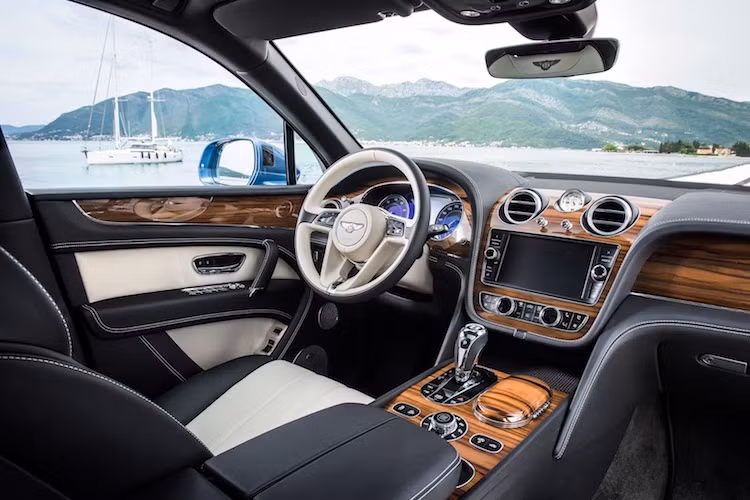 Bên trong nội thất, Bentayga Diesel cũng hoàn toàn không có sự thay đổi, vẫn được trang bị những tiện nghi xa hoa và hiện đại nhất. Cách bố trí nội thất của Bentayga khiến mọi người gợi nhớ về Continental GT, với bảng điều khiển trung tâm chia tách táp-lô thành 2 phần. Cabin bọc da cao cấp, cùng những chi tiết gỗ quý sơn mài.