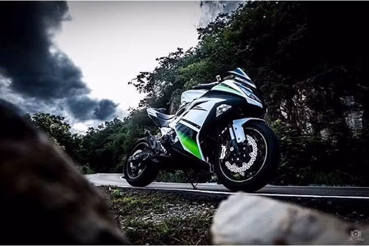 Không chỉ đơn thuần lắp bộ vỏ của Ninja 300 vào Z800, chủ xe còn "nhân tiện" nâng cấp hệ thống phanh của xe với heo Brembo M4 và trang bị trợ lực cổ để tay lái trở nên cứng cáp hơn ở tốc độ cao.