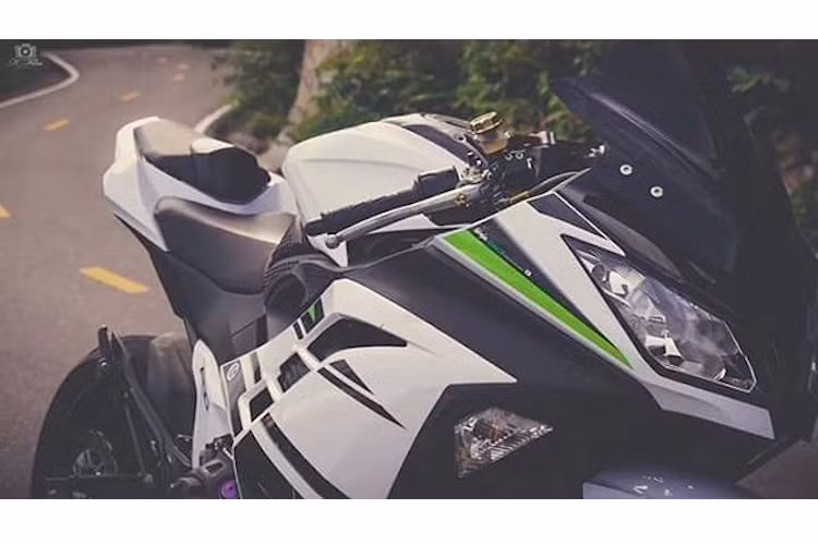 Kiểu dáng sportbike của Z800 được hoàn thành nhờ có cặp tay lái clip-on thể thao thay vì ghi-đông nguyên bản và kính chắn gió được lấy từ Kawasaki ZX-6R.