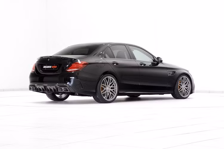 Vốn đã là chiếc sedan thể thao rất mạnh mẽ, chiếc Mercedes-AMG C63 S AMG sau khi được độ gói 650 của Brabus đã có thể đạt vận tốc và gia tốc tương đương một số siêu xe như Audi R8 hay Ferrari 488 GTB.