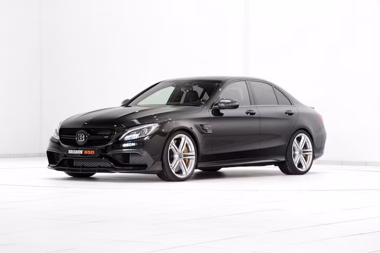 Ở hai bên thân xe của C63 S, những khe tản nhiệt "giả" trên vè trước cũng đã được hãng độ Brabus ốp trang trí với sợi carbon. Ngoài ra, khách hàng cũng có thể lựa chọn 2 thiết kế mâm với đường kính 20 inch cho xe, kèm theo cặp lốp trước 255/30 ZR20 và sau 275/30 ZR20, với lựa chọn lốp Continental, Pirelli hoặc Yokohama.