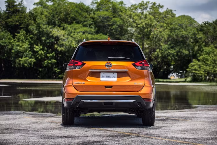 Giá bán của Rogue 2017 tại Mỹ sẽ được Nissan công bố khi chiếc xe được chính thức bán ra vào cuối năm nay. Trong khi đó tại Việt Nam, do phiên bản hiện tại hiện mới đang "rục rịch" được chuẩn bị giới thiệu nên theo dự đoán, phải ít nhất là 2 năm nữa người dùng Việt mới được đón nhận phiên bản X-Trail nâng cấp tương tự.
