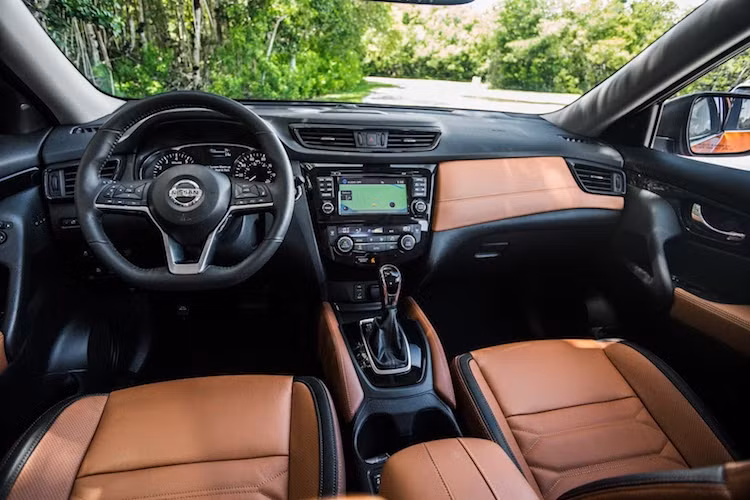 Ở bên trong, Nissan đã trang bị cho Nissan Rogue 2017 tay lái 3 chấu với thiết kế thể thao, kèm theo lẫy chuyển số phía sau vô-lăng. Bảng táp-lô của xe cũng có một chút khác biệt nhẹ.