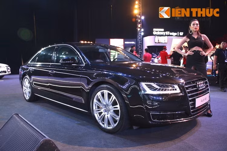 Dòng xe sedan đẳng cấp nhất của Audi là A8L 4.0T quattro cũng góp mặt tại khu trưng bày của Audi ở VIMS 2016. "Trái tim" của A8L 4.0T là khối động cơ V8 tăng áp kép 4.0l, cho công suất tối đa 420 mã lực và mô-men xoắn lên tới 600 Nm.