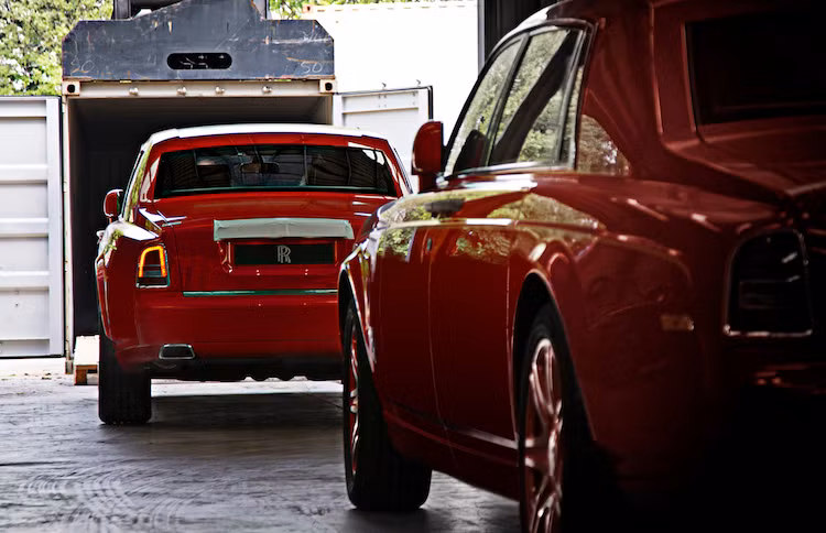 Chưa dừng lại ở đó, Rolls-Royce sẽ còn hỗ trợ ông Hung thiết kế nên các đường chạy và bãi đỗ ở khách sạn Louis XIII, đồng thời đào tạo các lái xe để có thể hỗ trợ tối đa cho đội Phantom đặc biệt này. Ước tính, tổng số tiền mà ông Hung phải trả cho 30 chiếc Rolls-Royce lên tới hơn 20 triệu USD (tương đương 446 tỷ đồng).