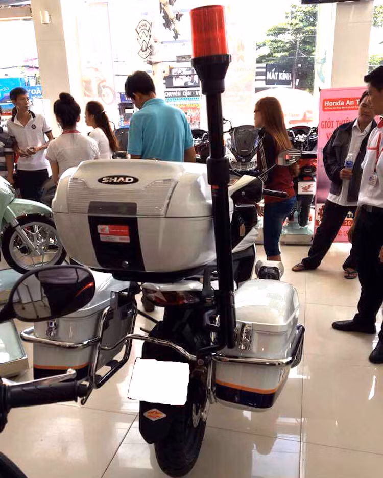 Trong khi đó ở phía sau, chiếc xe cũng có "full dàn" thùng gồm thùng hai bên và thùng sau như của xe cảnh sát, kèm theo đèn nháy đặt trên cao. Phần thùng được gắn vào xe qua baga inox.
