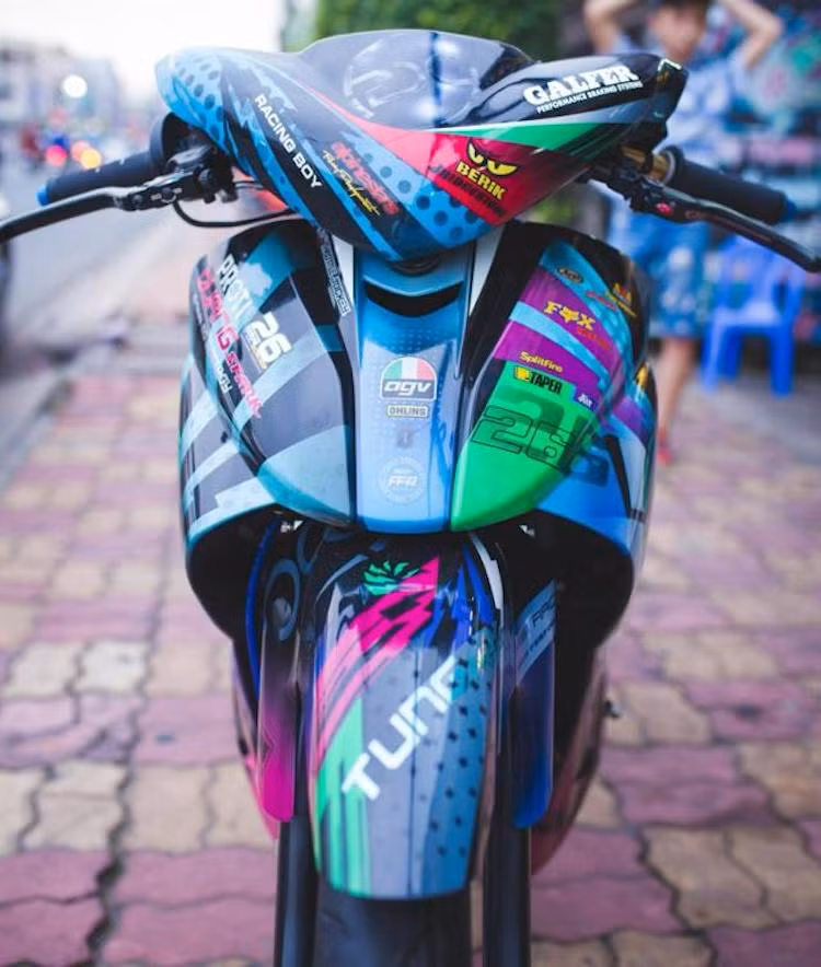 Từ phiên bản Jupiter Gravita đời 2009, một biker đã độ lại chiếc xe theo phong cách xe đua chuyên nghiệp tại các giải đua theo vòng rất phổ biến ở các nước Đông Nam Á và nay cũng được tổ chức khá thường xuyên tại miền Nam Việt Nam.