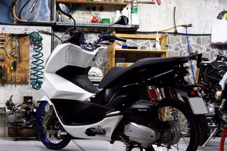 Với một số chi tiết đơn giản, chiếc PCX độ tại Việt Nam đã trở nên thanh thoát và độc đáo hơn, mang phong cách phổ biến như những chiếc xe của dân chơi nước bạn Thái Lan.
