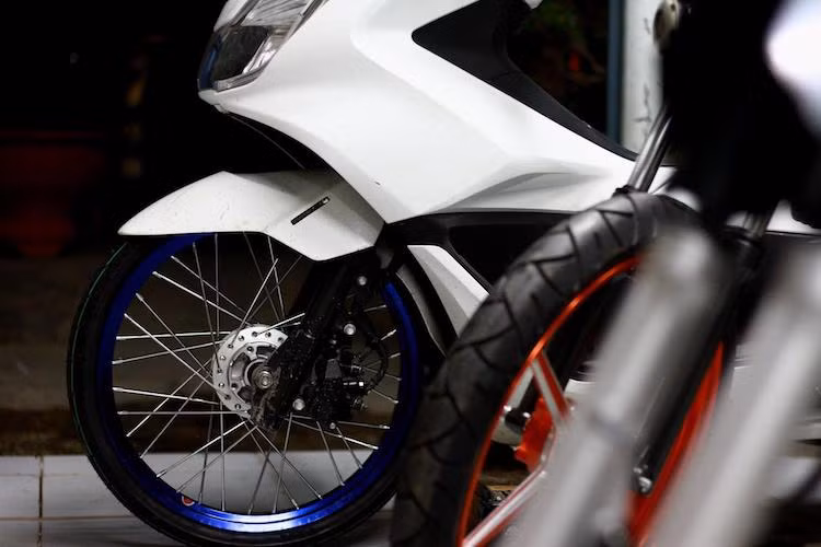 Trong đó, khác biệt đáng kể nhất đó chính là bộ mâm đúc 14 inch nguyên bản của PCX đã được người chơi xe thay bằng cặp bánh căm 17 inch bản mỏng, đi kèm với lốp mỏng như trên những chiếc xe đua drag tại Thái Lan.
