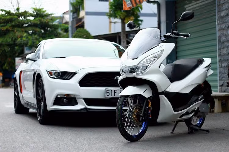 Tại Việt Nam xe ga Honda PCX nói riêng và các dòng maxi scooter nói chung ít được ưa chuộng hơn xe ga bình thường. Mặc dù vậy, chiếc xe vẫn được một bộ phận những người đam mê lựa chọn và tạo nên các bản độ kiểng đẹp mắt.