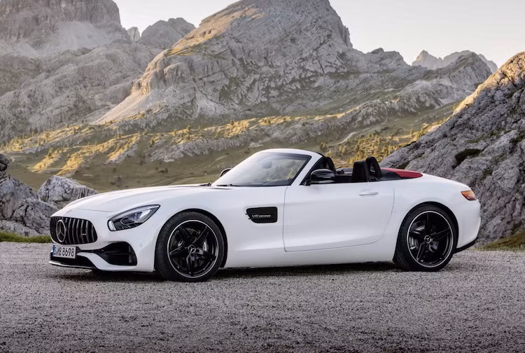 Nằm dưới nắp ca-pô của các phiên bản AMG GT Roadster tiếp tục là khối động cơ V8 4.0l tăng áp kép quen thuộc, với 2 mức công suất là 469 mã lực trên bản GT và 547 mã lực trên bản GT C. Cả 2 phiên bản đều sử dụng chung hộp số ly hợp kép 7 cấp.