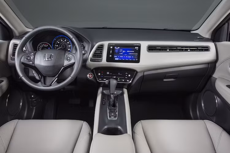 Bảng táp-lô của HR-V được làm từ nhựa mềm và có thiết kế đơn giản nhưng trực quan. Tuy nhiên, những khe thổi gió của hệ thống điều hoà bên phía hành khách ngồi ghế trước quá dài, khiến hơi lạnh thổi quá nhiều vào hành khách ngồi trước.