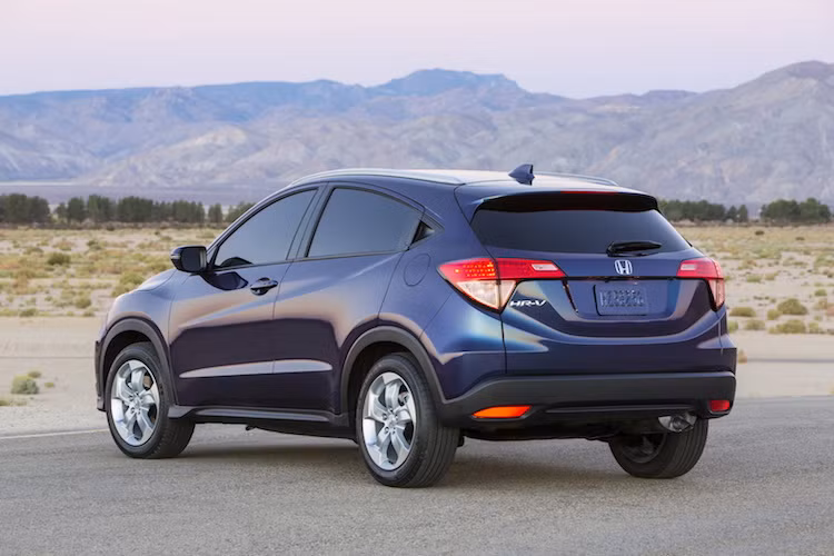 Trong khi đó, đuôi xe lại có phần giống những chiếc xe của Acura với các đèn hậu góc cạnh hình chữ L sử dụng công nghệ LED cùng các đường dập nổi đậm. Đối với phiên bản 2017, Honda đã bỏ đi phiên bản màu bạc Lunar Silver và thay thế nó bằng màu Alabaster Silver mới.