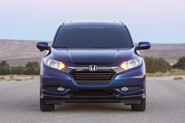 Ở phía trước, phần đầu của HR-V được Honda cố tạo dáng theo “môtip” hình chữ X khiến chiếc xe trông hiện đại nhưng khá “dị”. So với chiếc CR-V lớn hơn, HR-V trông nổi bật, trẻ trung và thể thao hơn.