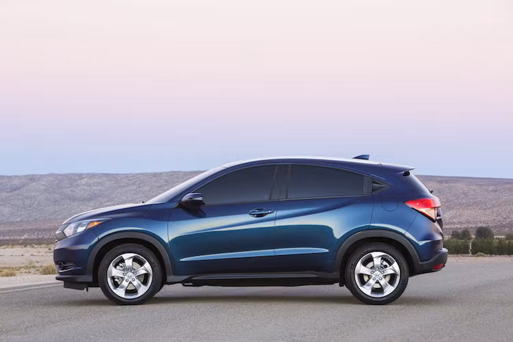 Nếu đứng cạnh đối thủ Ford EcoSport, HR-V thấp hơn tới 70 mm, nhưng lại có chiều dài lớn hơn 21 mm, rộng hơn 7 mm và trục cơ sở dài hơn 91 mm. Đương nhiên, với những kích thước như vậy, cabin của HR-V tạo ra cảm giác rộng rãi hơn hẳn so với đối thủ của nó.
