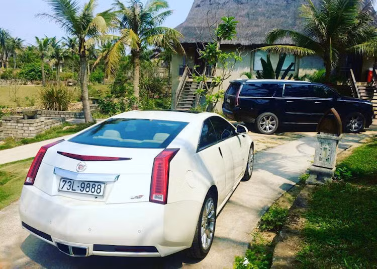 2 chiếc xe sang Cadillac Escalade và CTS coupe, trong đó chiếc CTS có biển "tam phát" 888.