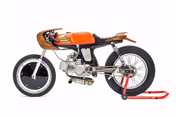 Trên thực tế, việc lựa chọn Honda 67 để đua hoàn toàn là bất đắc dĩ với Woodman khi tại thời điểm đăng ký, nó là chiếc xe duy nhất anh có trong tay. Với chỉ 2 tháng kể từ ngày đăng ký, anh đã tạo ra một chiếc 67 đua đường thẳng đầy tốc độ với tên gọi La Chute - cụm từ trong tiếng Pháp dùng để chỉ những mảnh gỗ thừa của thợ mộc khi làm đồ nội thất.