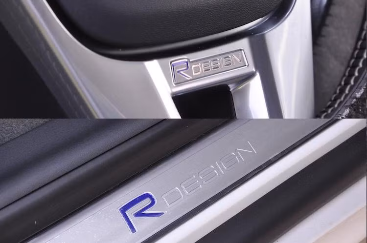 Phiên bản thể thao R-Design vừa được nhập về Việt Nam còn có thêm một số chi tiết đóng logo này, chẳng hạn như bậc lên xuống ở bậu cửa hay vô-lăng 3 chấu.