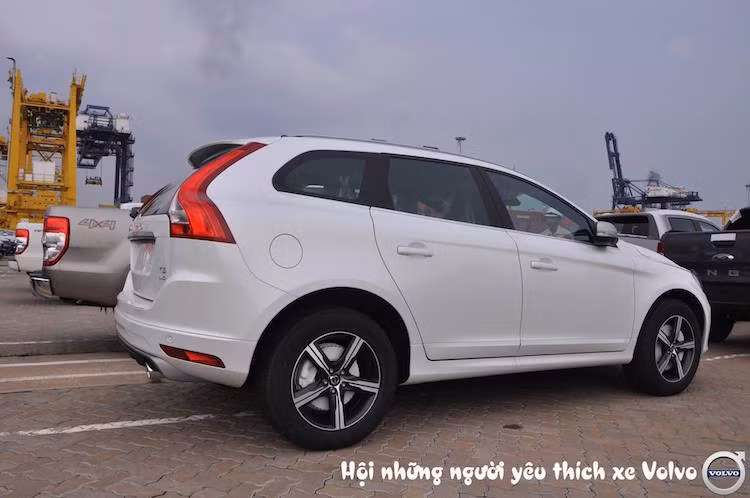 So với các dòng xe khác của Volvo, do hướng tới nhóm khách hàng trẻ hơn nên thân xe của XC60 cũng được thiết kế năng động, thể thao hơn. Chiếc xe có các cửa kính bên thu hẹp về phía sau, phần đuôi cao và đầu chúc về phía trước, tạo dáng như đang chuyển động ngay cả khi đứng yên.