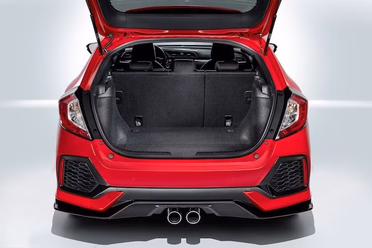 Theo Honda, với trục cơ sở lớn hơn, Civic hatchback thế hệ mới cũng có không gian rộng rãi hơn ở khoảng để chân và khoảng vai của hành khách ngồi ghế sau. Trong khi đó, thể tích khoang hành lý của xe đạt tới 478 lít và có thể mở rộng bằng cách gập lưng ghế sau 60/40 xuống. Với cửa sau, chiếc xe cũng dễ dàng chất dỡ hành lý hơn phiên bản sedan.