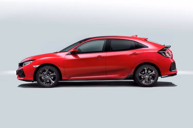 Sở hữu kích thước D x R x C lần lượt là 4497, 1800 và 1421 mm, Civic hatchback mới dài hơn 127 mm, rộng hơn 30 mm và thấp hơn 20 mm so với thế hệ cũ, đồng thời có trọng lượng nhỏ hơn 16 kg. Trục cơ sở của chiếc xe cũng dài hơn 30 mm.
