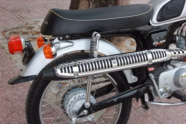 Giống như Honda 67, xe sử dụng kết cấu khung thép dập từ 2 mảnh hình chữ T, sau đó hàn lại với nhau ở giữa, dọc theo chiều dài thân xe. Một điểm nhấn đặc biệt của CL50 Benly đó là cây pô vắt cao đúng chất Scrambler, kèm theo tấm chắn nhiệt mạ sáng bóng nằm ở bên phải thân xe.