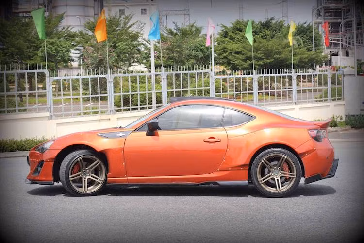 Một trong những điểm đặc trưng của gói widebody Rocket Bunny đó là các tấm ốp nới rộng thân xe được bắt vít ở vòm bánh hai bên, theo phong cách xe đua Nhật Bản thập niên 60. Dọc theo trục cơ sở của chiếc BRZ cũng được lắp cánh ốp khí động học.