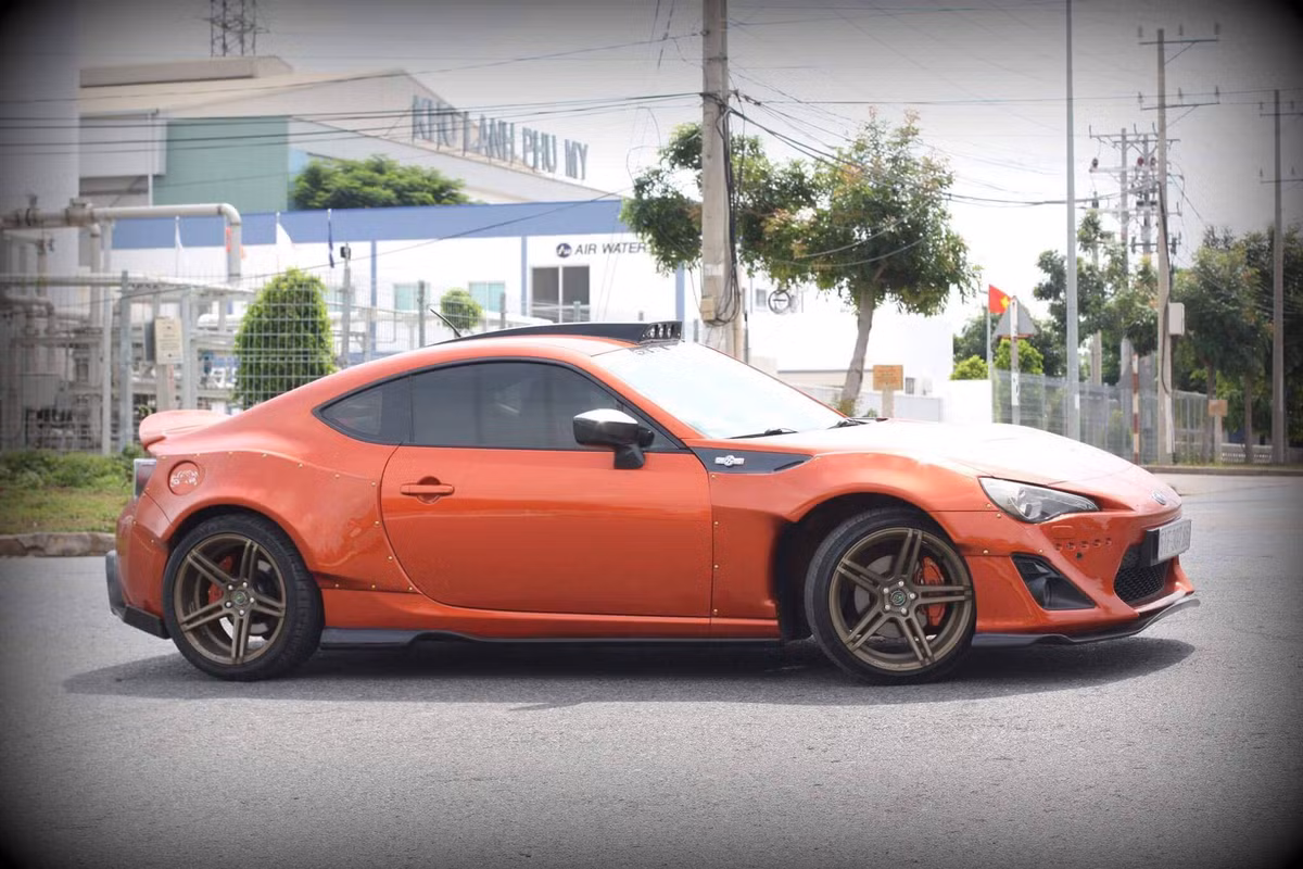 Vốn đã là một dòng xe thể thao hàng hiếm tại Việt Nam, chiếc xe thể thao Subaru BRZ càng trở nên thể thao và hấp dẫn hơn với bộ widebody Rocket Bunny, mâm "khủng" và một số đồ chơi khác.