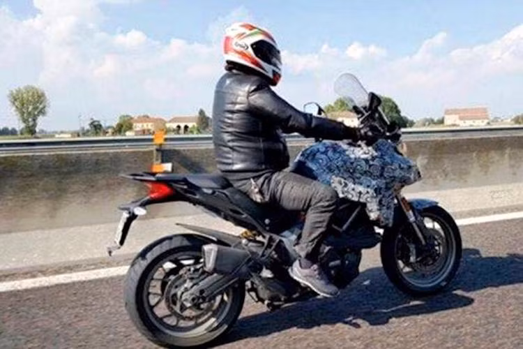 Trong khi đó, chiếc Multistrada 939 sẽ bổ sung thêm một lựa chọn môtô địa hình đường trường có giá rẻ hơn so với bản Multistrada 1200 hiện tại. Về kiểu dáng, Multistrada 939 được cho là sẽ gần như giống y hệt so với Multistrada 1200, đồng thời bộ khung của xe cũng sẽ tương đồng với "người anh lớn".