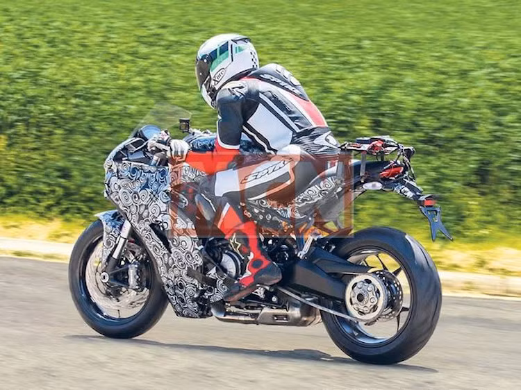Cả 2 mẫu xe mới đều sẽ sử dụng động cơ L-Twin 937 cc Testastretta tương tự như Hypermotard 939 mới. Tuy nhiên để phù hợp với đặc tính của từng dòng xe, phần lớn các chi tiết sẽ được thay đổi. Công suất của động cơ này được dự đoán sẽ rơi vào khoảng 110 mã lực trên cả Supersport và Multistrada 939.