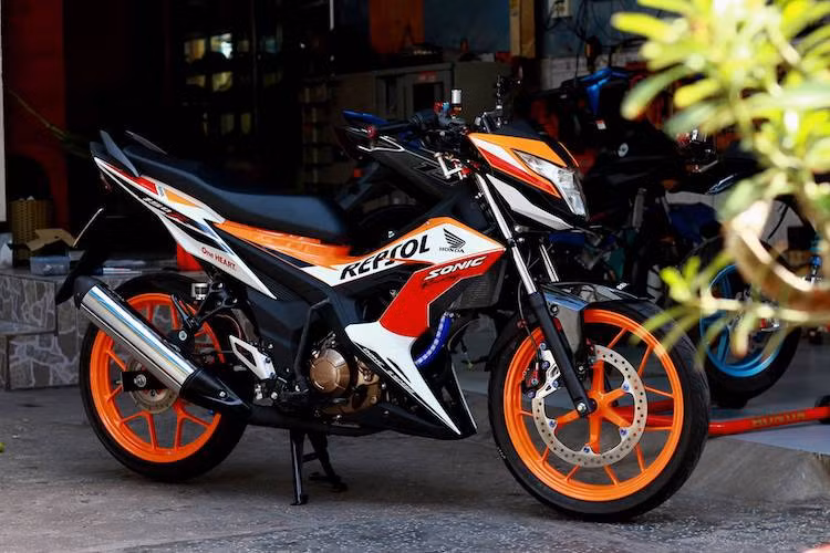  Honda Sonic 150R là "hậu duệ" của dòng hyper underbone Sonic 125 nổi tiếng, mẫu "xế nổ côn tay" được dân chơi xe trên khắp khu vực Đông Nam Á ưa chuộng. Nền tảng khung, máy và nhiều chi tiết của mẫu xe này sau đó cũng tiếp tục được Honda biến đổi để tạo ra chiếc xe côn tay underbone đình đám trong Winner 150.