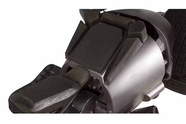 Là một chiếc xe "viễn tưởng", chiếc xe môtô Batpod cũng sở hữu hệ thống lái gián tiếp độc đáo với tay lái gập gần như vuông góc với mặt đường. Với bộ yên bằng xốp, việc điều khiển chiếc xe trong thời gian dài là gần như bất khả thi.