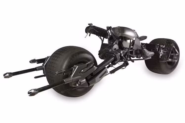 Trong các phần phim The Dark Knight và The Dark Knight Rise, Người dơi (Batman) không chỉ sử dụng một chiếc Batmobile có tên gọi Tumbler mà còn cả một chiếc môtô chiến đấu có tên Batpod. Trong phim, siêu môtô Batpod đã được tách rời từ chiếc Tumbler.