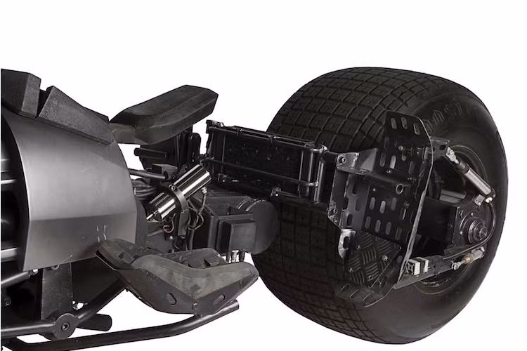 Tư thế để chân của Batpod cũng rất "dị" khi bắt người lái phải quỳ để lái xe. Giống như yên xe, vị trí quỳ đầu gối cũng được lót xốp. Do được tách rời từ Tumbler nên Batpod được trang bị 2 bánh "siêu khủng" với bề rộng lên tới 78,74 cm.