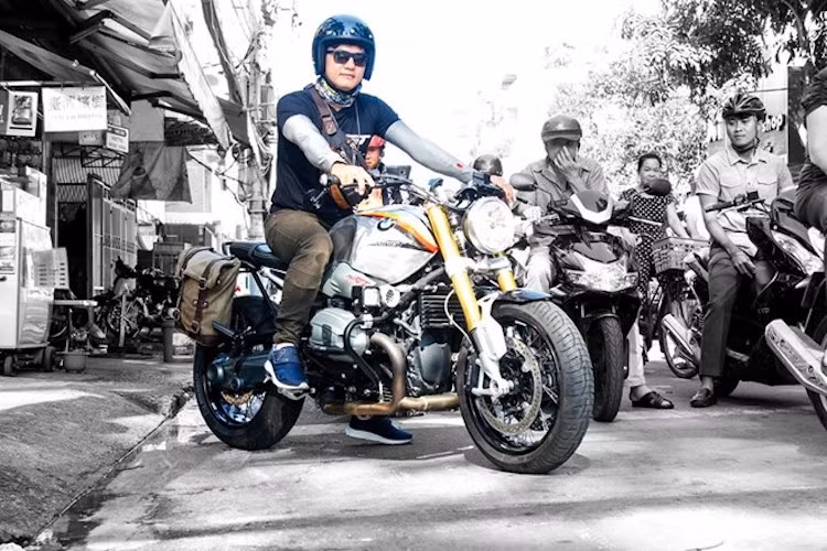 Chủ nhân của chiếc BMW R nine T trong bài là một thành viên đang sinh hoạt trong CLB R nine T Sài Gòn. Với mong muốn chiếc xe trở nên cá tính hơn mà không mất đi vẻ đẹp hoài cổ nguyên bản, anh đã chỉ trang bị cho chiếc xe một số đồ chơi "hàng tuyển" và sơn lại chiếc xe theo phong cách độc đáo hơn.