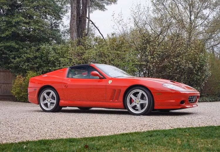 Dựa trên cơ sở phiên bản nâng cấp 575M Maranello của dòng 550 Maranello, 575 Superamerica sở hữu thân xe tương tự, nhưng có điểm khác biệt là nửa trên với vòm mái đã được Ferrari sửa đổi hoàn toàn để trở thành một chiếc mui trần 2 chỗ.
