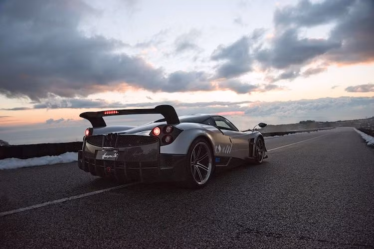 Mức mô-men xoắn cực đại của Huayra BC càng trở nên "đáng sợ" hơn khi xét tới việc siêu xe này chỉ nặng đúng 1218 kg. Tuy nhiên nhờ có các tính năng khí động học ưu việt và hàng loạt các hệ thống điện tử hỗ trợ, các đại gia vẫn có thể cầm lái Huayra BC một cách khá an toàn.