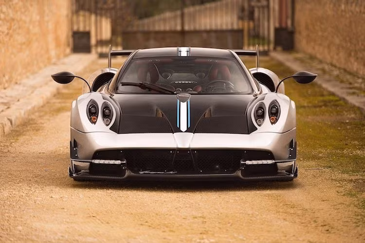 Cũng được ra mắt tại triển lãm Geneva 2016, Pagani Huayra BC là phiên bản thể thao của siêu xe "thần gió" Huayra. Nhờ có động cơ V12 tăng áp kép từ Mercedes-AMG, chiếc xe có mô-men xoắn lên tới 1099 Nm. Toàn bộ lượng mô-men này được truyền tới bánh sau thông qua hộp số bán tự động Xtrac 7 cấp.