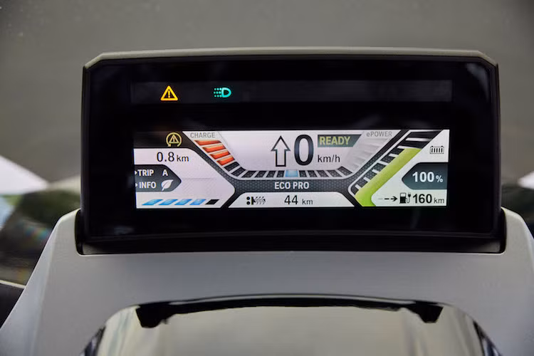 Được vận hành hoàn toàn bằng năng lượng điện, BMW đã trang bị cho C Evolution một màn hình LCD màu nhỏ, hẹp nhưng cung cấp đầy đủ các thông tin về tình trạng của chiếc xe như chế độ lái, mức điện còn lại... Do được thiết kế chủ yếu hướng tới thị trường châu Âu nên chiếc xe đương nhiên có ABS.