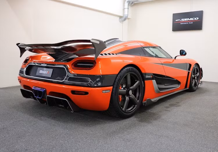 Hiện tại, "siêu xe độc bản" Koenigsegg Agera Final One of 1 này đang được một showroom siêu xe tại Munich - Đức với tên gọi Semco rao bán với giá không được tiết lộ. Tuy nhiên xét tới việc một chiếc One:1 gần đây vừa được bán với giá hơn 7 triệu USD, có thể khẳng định rằng Final One of 1 cũng sẽ có giá tương đương.