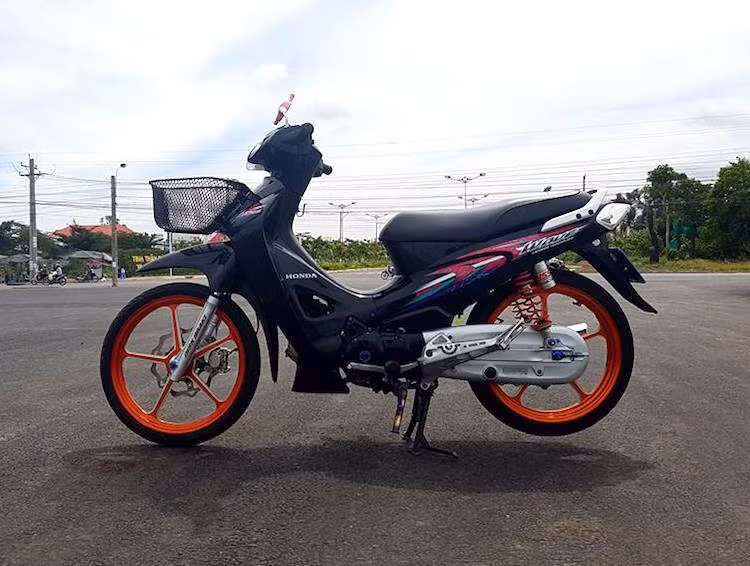 Do là một trong những dòng xe số phổ thông của Honda nên Wave 125 có số lượng "đồ chơi" khổng lồ, rất sẵn để người chơi nâng cấp. Với những món đồ chơi nhẹ nhàng, một biker tại An Giang đã nâng cấp nhẹ nhàng cho chiếc Honda Wave 125 của mình theo phong cách kiểng.