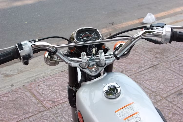 Là một mẫu scrambler của Honda, tay lái của CL50 Benly tiếp tục được nâng cao hơn so với CD50 Benly hay Honda 67, khiến tư thế ngồi của xe càng trở nên thoải mái và linh hoạt khi đi đường xấu.