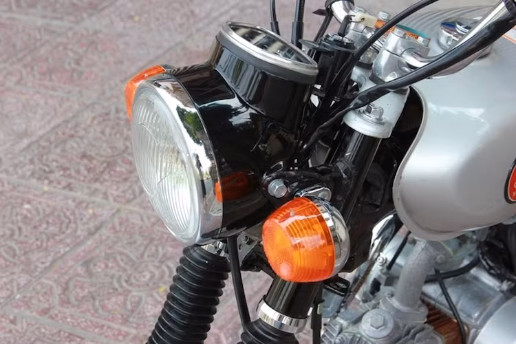 Ngoài những khác biệt kể trên, phần đầu của dòng xe Honda CL50 Benly vẫn có thiết kế y hệt như Honda 67 với cụm đèn pha tích hợp bảng đồng hồ và 2 xi-nhan lớn ở hai bên.