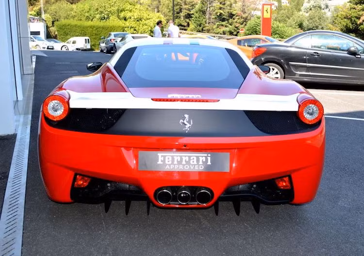 Sau 3 năm sở hữu, vị đại gia đặt hàng 458 Italia Nikki Lauda Edition hiện đang đem chiếc xe ra "ký gửi" tại đại lý Ferrari Cannes ở Pháp với giá 285.000 Euro (tương đương 320.753 USD hay 7,14 tỷ đồng). Mức giá này đắt hơn cả một chiếc 488 GTB đời mới nhất - mẫu xe kế nhiệm trực tiếp của 458 Italia (245.400 USD).