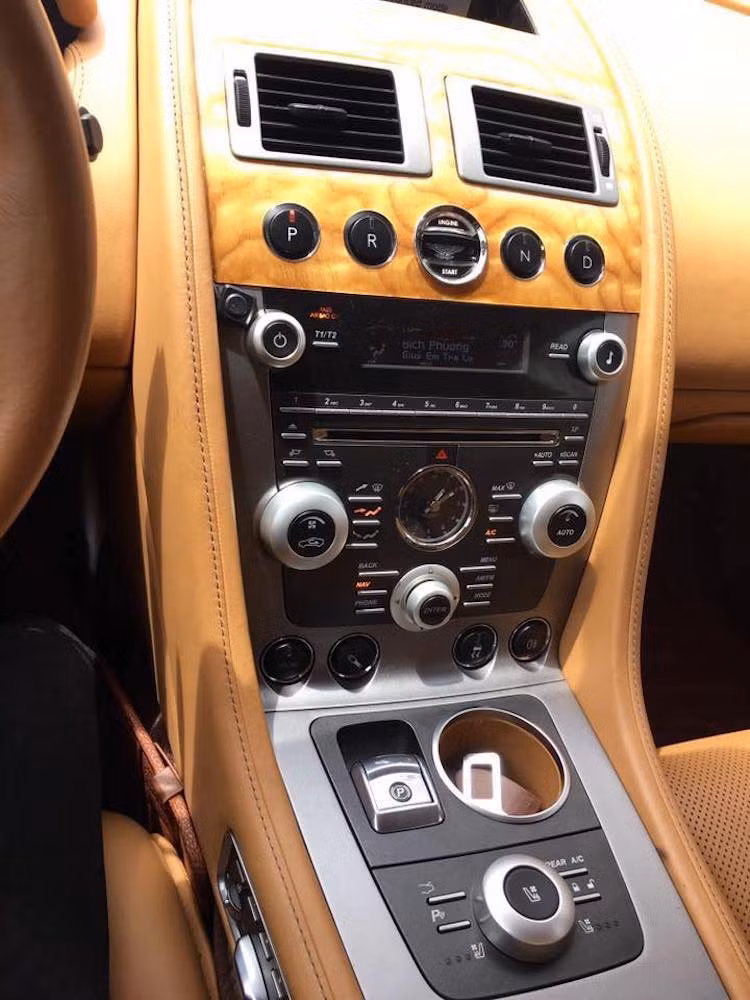 Một điểm khá lý thú xuất hiện trên Rapide nói riêng và những chiếc Aston Martin nói chung là nút bấm khởi động kiêm ổ khóa của xe với tên "thiết bị kiểm soát cảm xúc" (Emotional Control Unit), chìa khóa của Rapide có một khối sapphire khắc chìm logo của hãng ở trên đỉnh. Cắm chìa vào ổ, chiếc chìa này sẽ kiêm luôn là nút khởi động chiếc xe ở trên bảng táp lô.