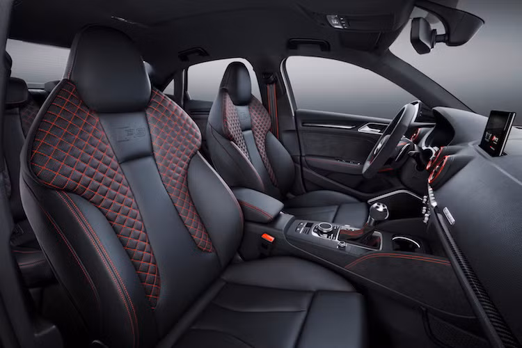 Khách hàng cũng có thể đặt hàng RS3 với bảng đồng hồ kỹ thuật số Virtual Cockpit như nhiều dòng xe khác. Các ghế ngồi của xe đều được bọc da cao cấp và chần chỉ màu tương phản, trong khi những tấm ốp cánh cửa bọc alcantara. Những chi tiết ốp trang trí nội thất bằng sợi carbon càng làm tăng "chất thể thao" bên trong nội thất của RS3.