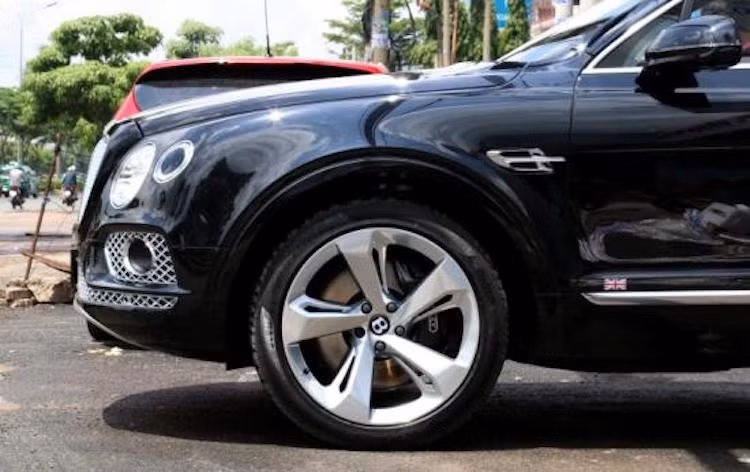 Với sức mạnh trên, Bentayga hiện đang là chiếc SUV sản xuất hàng loạt nhanh nhất Thế giới. Dù mạnh mẽ nhưng theo Bentley, Bentayga chỉ tiêu thụ trung bình 12,8 lít xăng/100 km.