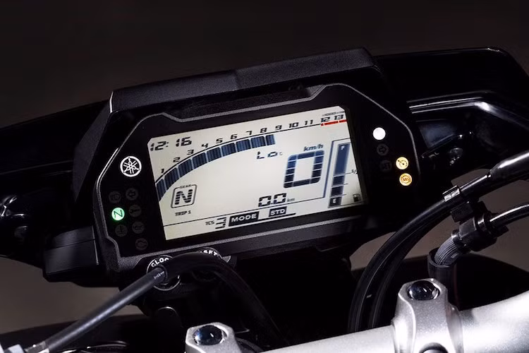 6: Bảng đồng hồ của MT-10 có thiết kế giống như R1, tuy nhiên chỉ sử dụng màn hình LCD đơn sắc và không hiện đại bằng. Mặc dù vậy, màn hình này vẫn rất dễ đọc dưới nắng.